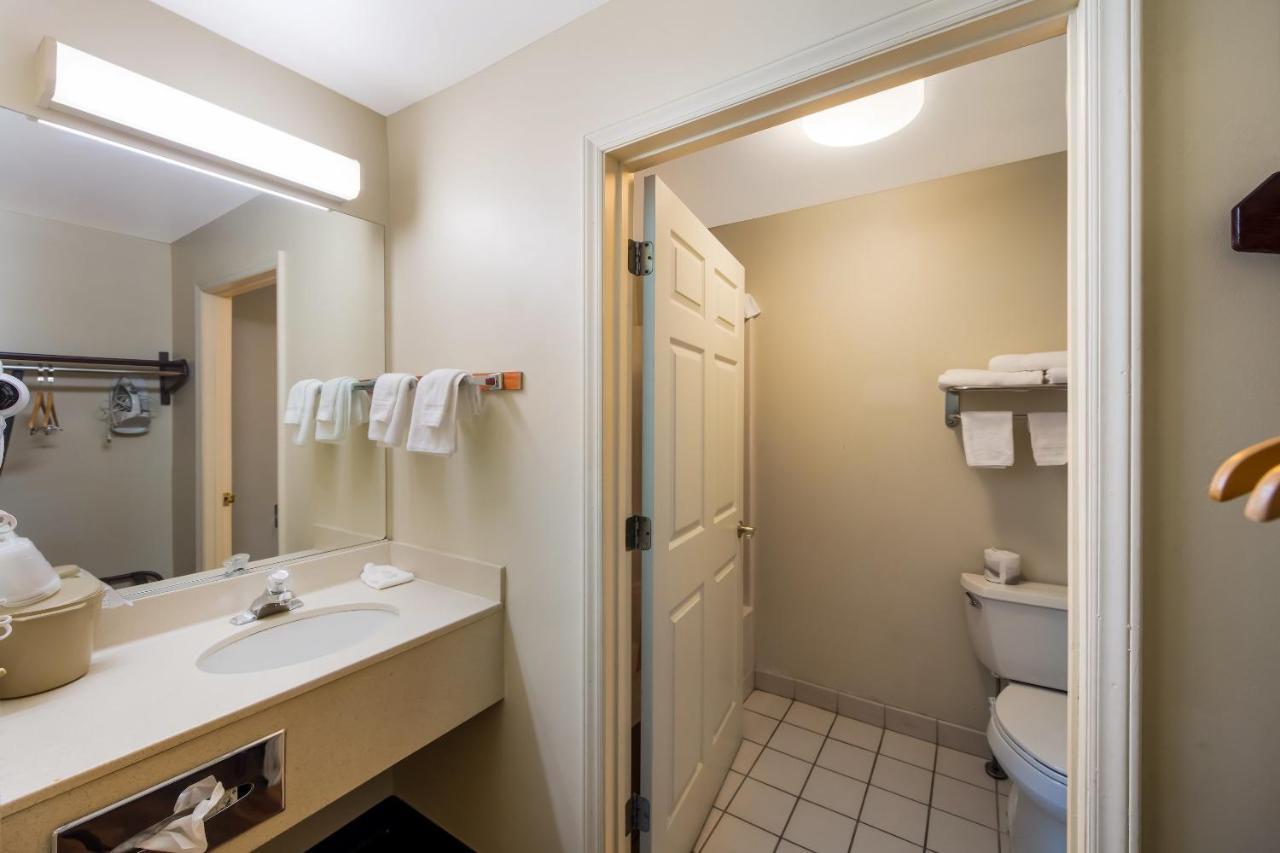Red Roof Inn Hendersonville Eksteriør billede